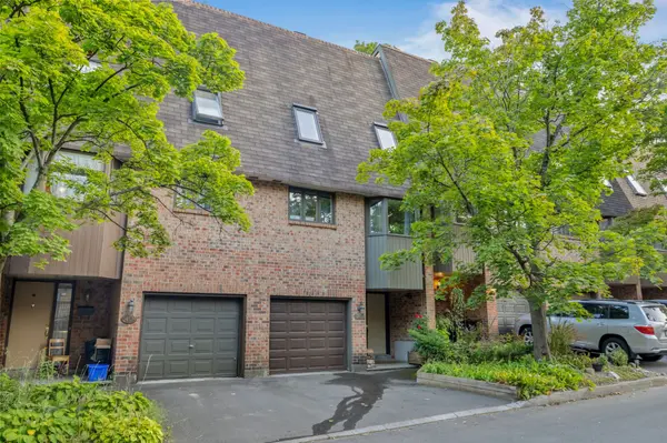 Blossom Park - Airport And Area, ON K1T 2T9,1406 Forge ST