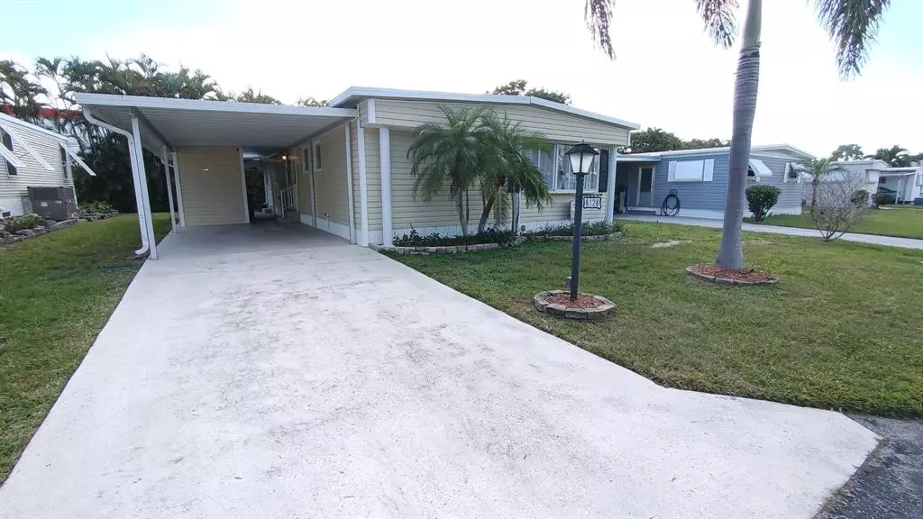 8128 South St, Boca Raton, FL 33433