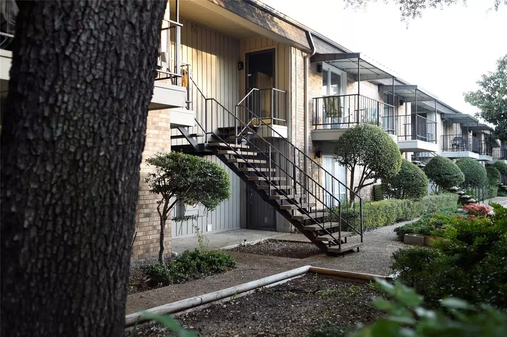 Dallas, TX 75243,10232 Regal Oaks Drive #32B