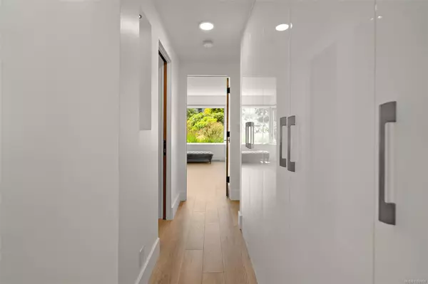 Oak Bay, BC V8S 2N6,1370 Beach Dr #109