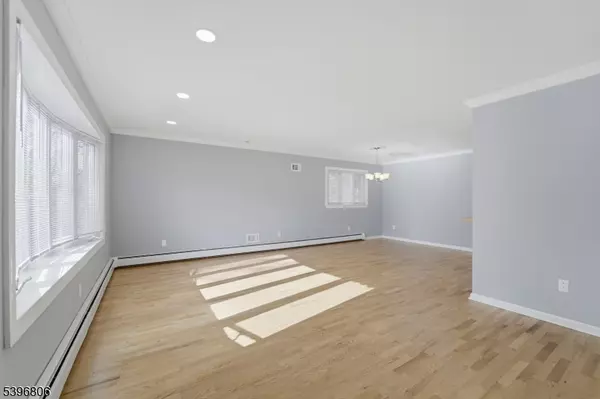 Bayonne City, NJ 07002,21 Lincoln Pkwy