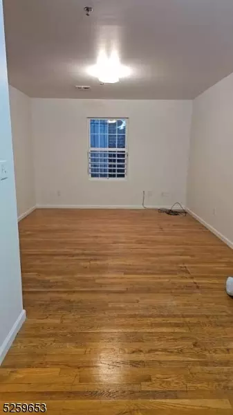 Newark City, NJ 07112,1042 Bergen St #2R