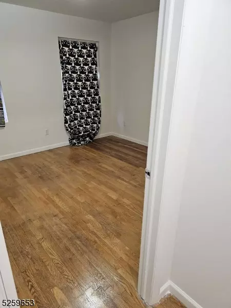 Newark City, NJ 07112,1042 Bergen St #2R