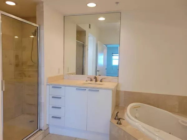 North Miami, FL 33181,15051 Royal Oaks Ln #902