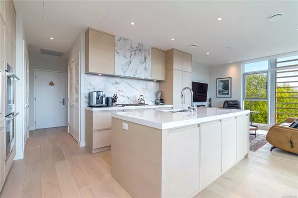 Victoria, BC V8R 1C7,1916 Oak Bay Ave #405