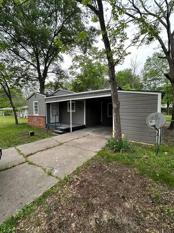 106 Circle Drive, Bogata, TX 75417