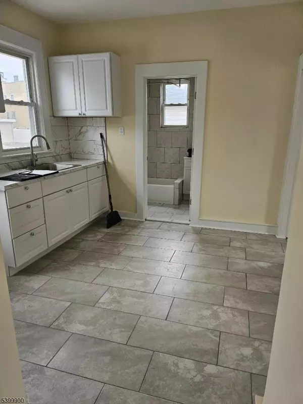 Garfield City, NJ 07026,88 Elizabeth St #2