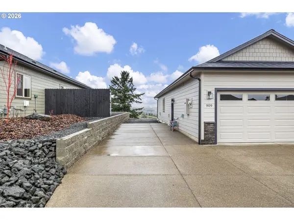 Sutherlin, OR 97479,909 DURHAM AVE