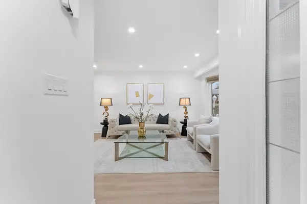 Toronto C13, ON M3A 2G2,22 Marbury CRES