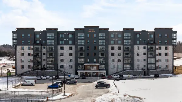 Barrie, ON L9J 0J8,15 KNEESHAW DR #511