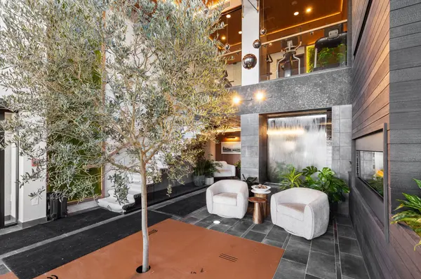 Barrie, ON L9J 0J8,15 KNEESHAW DR #511