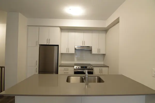 Toronto W06, ON M8V 0J6,10 LLOYD JANES LN #TH 200