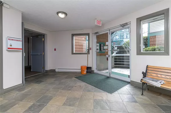 Saanich, BC V8X 2W6,894 Vernon Ave #212