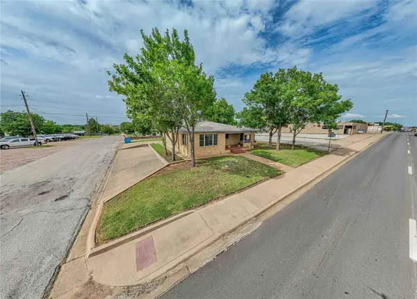 Breckenridge, TX 76424,514 W Walker St Street