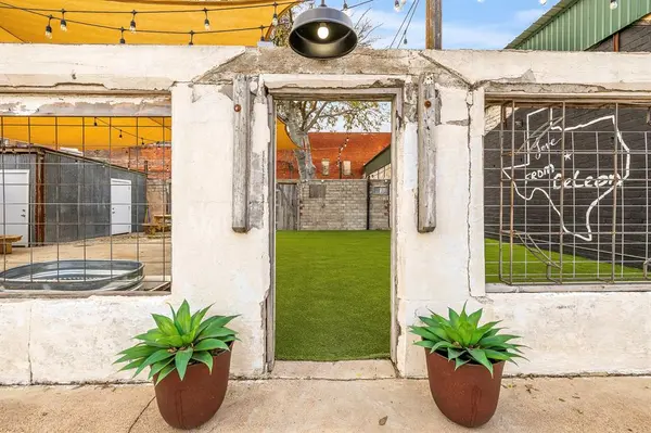 De Leon, TX 76444,124 W Gonzales Avenue