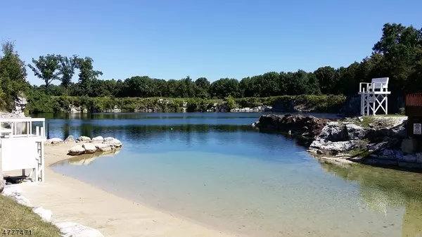 100 Heritage Ln, Hamburg Boro, NJ 07419