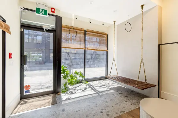 Toronto C01, ON M6H 1A3,872 College ST