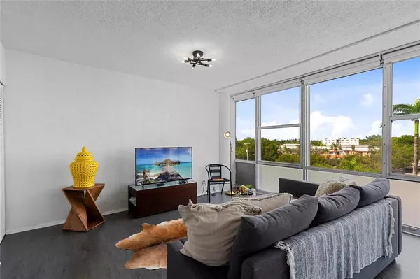 Miami Beach, FL 33141,900 Bay Dr #313