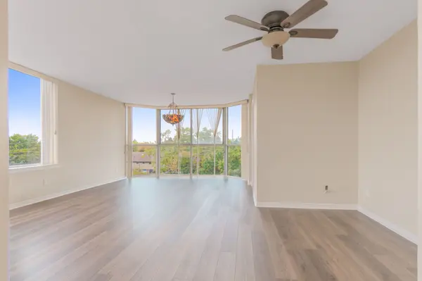 Mississauga, ON L5C 4H3,880 Dundas ST W #502