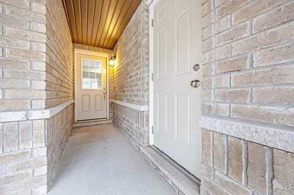 Milton, ON L9E 1G2,121 Frost CT