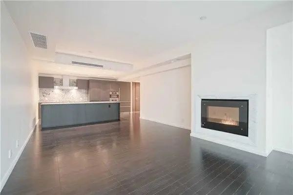 Toronto C01, ON M5H 0A2,180 University AVE #4807