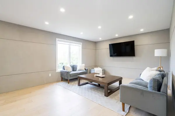 Bradford West Gwillimbury, ON L3Z 2A6,7 Golfview BLVD