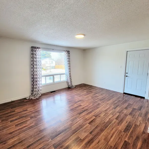 Barrie, ON L4N 6H1,34 McConkey PL #Upper