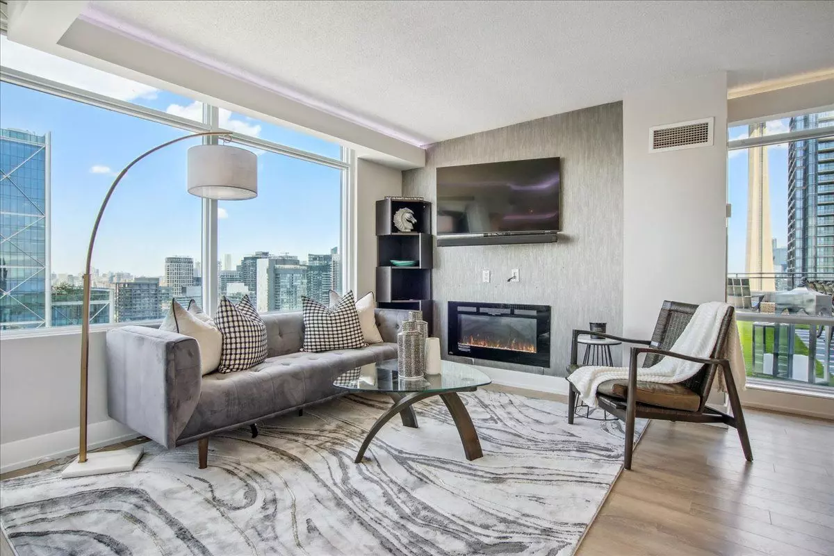 Toronto C01, ON M5V 3Z1,25 Telegram Mews #PH5201