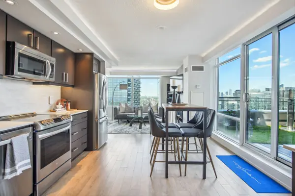 Toronto C01, ON M5V 3Z1,25 Telegram Mews #PH5201