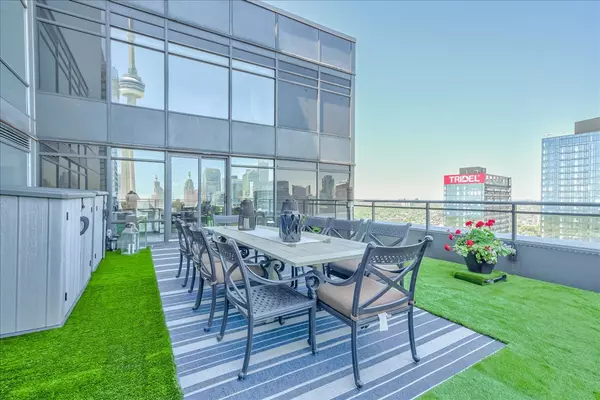 Toronto C01, ON M5V 3Z1,25 Telegram Mews #PH5201