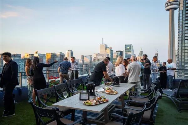 Toronto C01, ON M5V 3Z1,25 Telegram Mews #PH5201