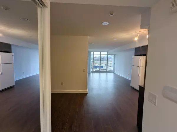 Toronto C15, ON M2K 0C1,121 Mcmahon DR #712