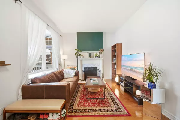 Toronto E01, ON M4L 2X1,402 Woodfield RD #A