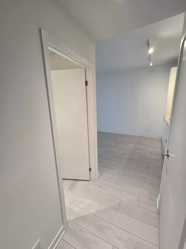 Barrie, ON L4N 1S9,39 Mary ST #1406