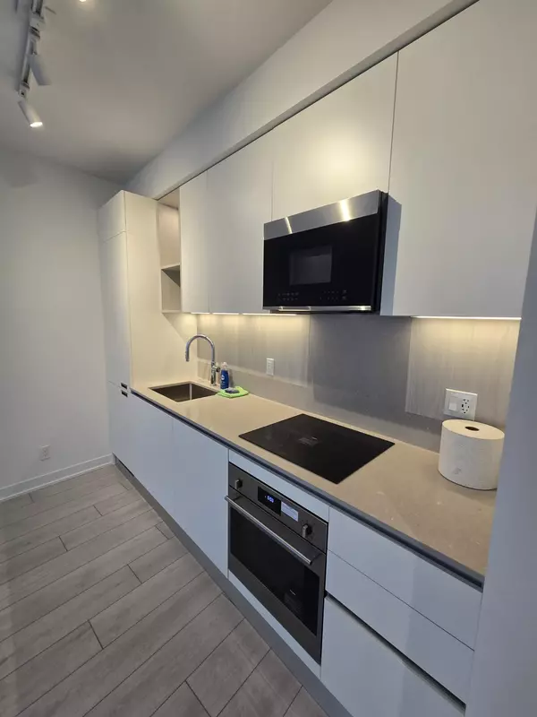 Barrie, ON L4N 1S9,39 Mary ST #1406