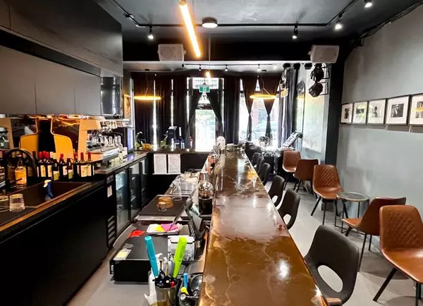 Toronto C01, ON M6J 1H8,1078 Queen ST W