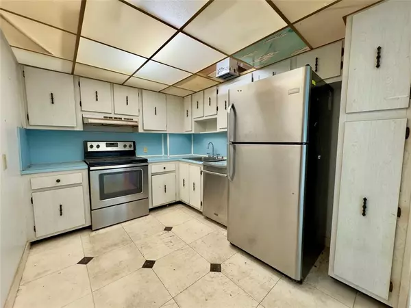 Sunny Isles Beach, FL 33160,100 Bayview Dr #PH28