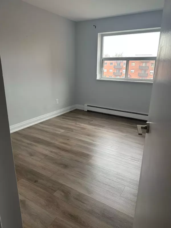 Welland, ON L3C 3B7,579 Clare AVE #310