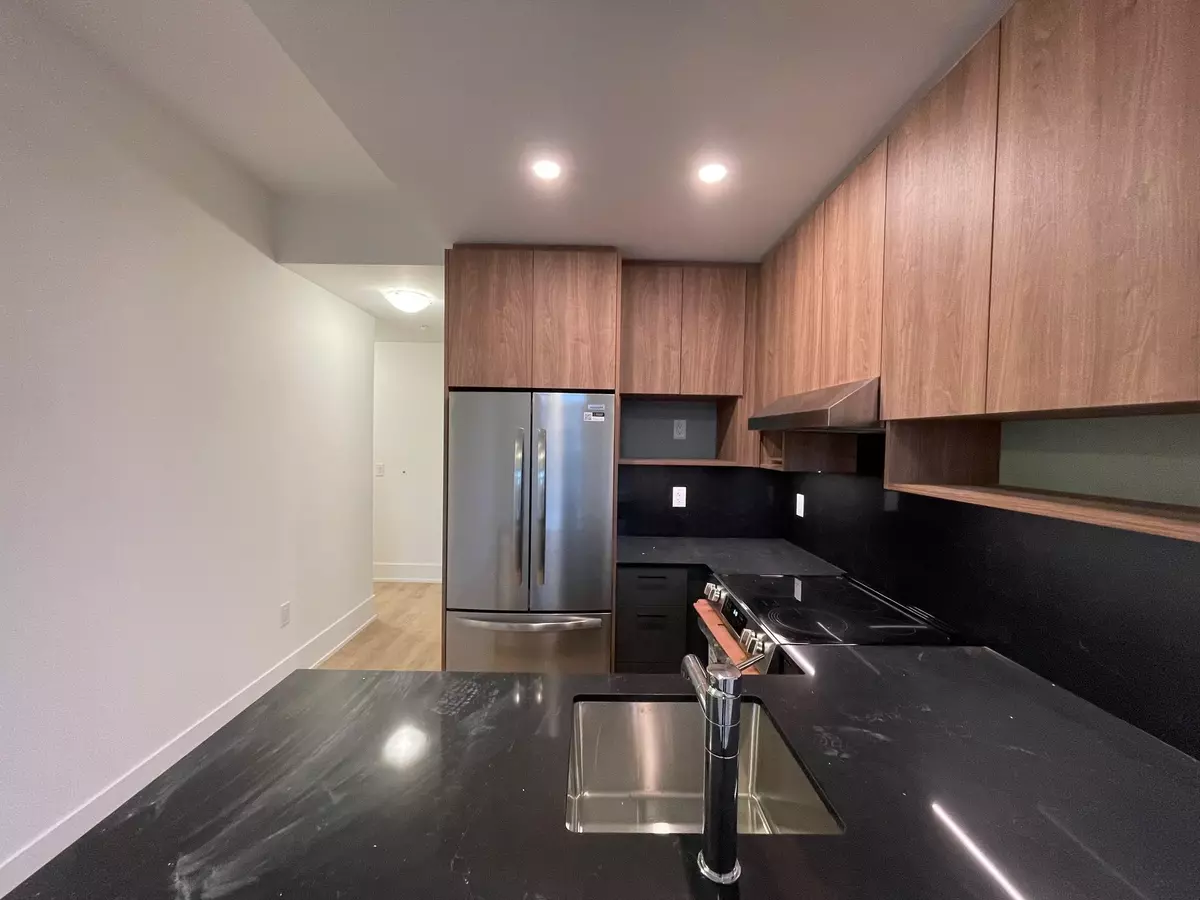 Hamilton, ON L8P 1A5,206 King ST W #1209