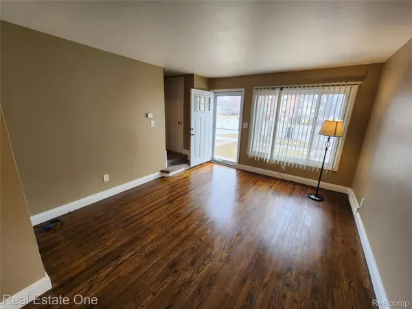 Oak Park, MI 48237,8741 W 9 Mile RD