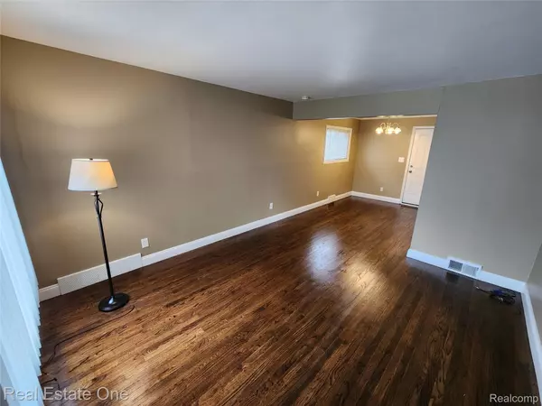 Oak Park, MI 48237,8741 W 9 Mile RD