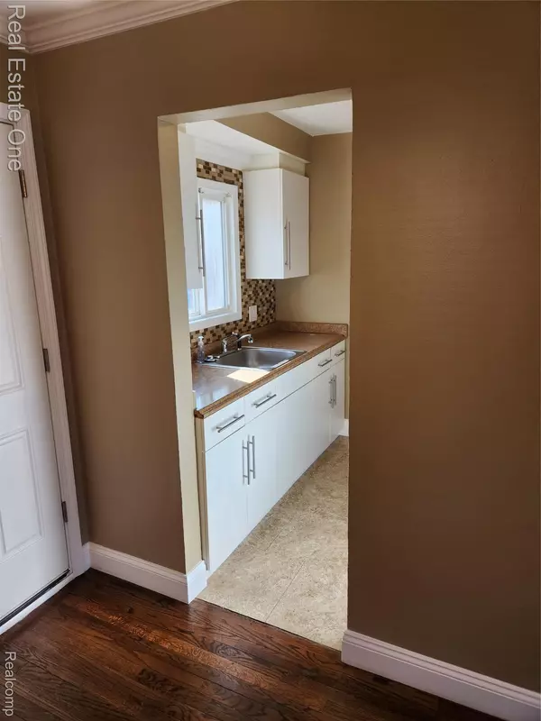 Oak Park, MI 48237,8741 W 9 Mile RD