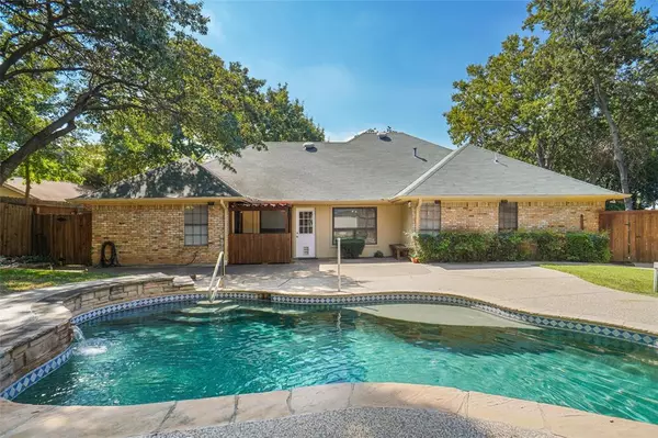 802 Chipwood Court,  Euless,  TX 76039