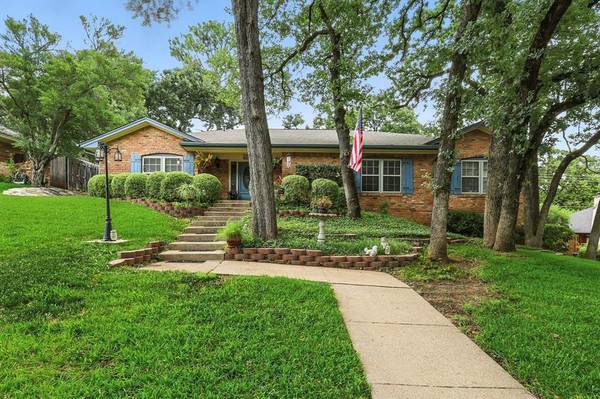 1204 Edgecliff Drive, Bedford, TX 76022