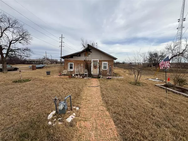230 N Elm Avenue, Munday, TX 76371