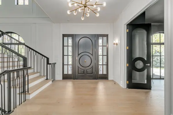 109 Roxboro RD SW, Calgary, AB T2S 0P9