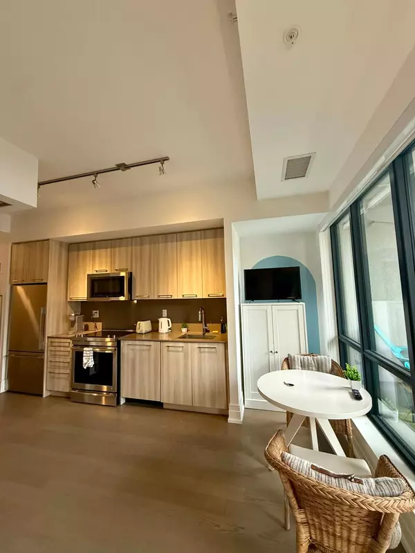 Toronto C01, ON M5V 1C9,90 Niagara ST #306