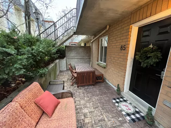 Toronto C01, ON M6J 3W5,208 Niagara ST #85