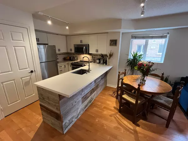 Toronto C01, ON M6J 3W5,208 Niagara ST #85