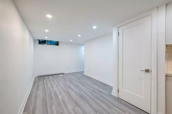 Toronto E01, ON M4L 2H6,15 Ivy AVE #Lower